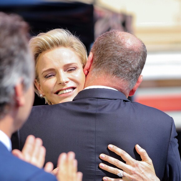 Le prince Albert de Monaco a été surpris et extrêmement touché par la princesse Charlene de Monaco, qui a fait samedi 11 juillet 2015 son premier discours en français à l'occasion de la célébration des 10 ans de règne du souverain monégasque.