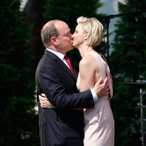 Le prince Albert de Monaco a été surpris et extrêmement touché par la princesse Charlene de Monaco, qui a fait samedi 11 juillet 2015 son premier discours en français à l'occasion de la célébration des 10 ans de règne du souverain monégasque.