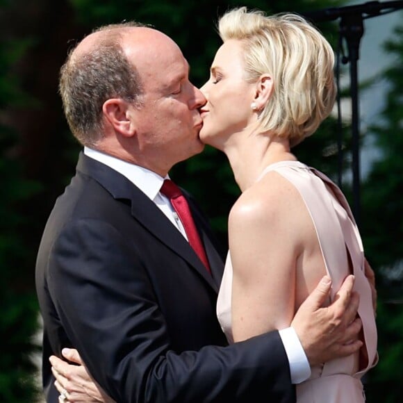 Le prince Albert de Monaco a été surpris et extrêmement touché par la princesse Charlene de Monaco, qui a fait samedi 11 juillet 2015 son premier discours en français à l'occasion de la célébration des 10 ans de règne du souverain monégasque.