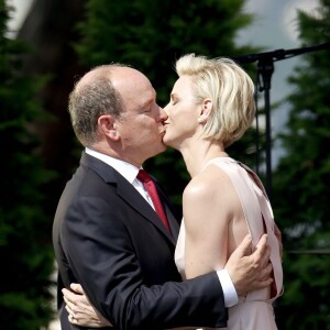 Le prince Albert de Monaco a été surpris et extrêmement touché par la princesse Charlene de Monaco, qui a fait samedi 11 juillet 2015 son premier discours en français à l'occasion de la célébration des 10 ans de règne du souverain monégasque.