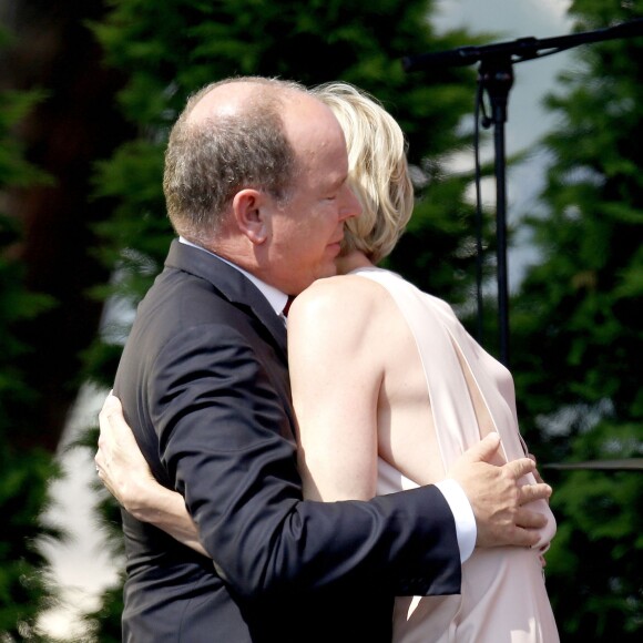 Le prince Albert de Monaco a été surpris et extrêmement touché par la princesse Charlene de Monaco, qui a fait samedi 11 juillet 2015 son premier discours en français à l'occasion de la célébration des 10 ans de règne du souverain monégasque.