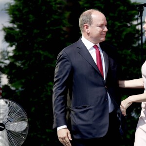 Le prince Albert de Monaco a été surpris et extrêmement touché par la princesse Charlene de Monaco, qui a fait samedi 11 juillet 2015 son premier discours en français à l'occasion de la célébration des 10 ans de règne du souverain monégasque.