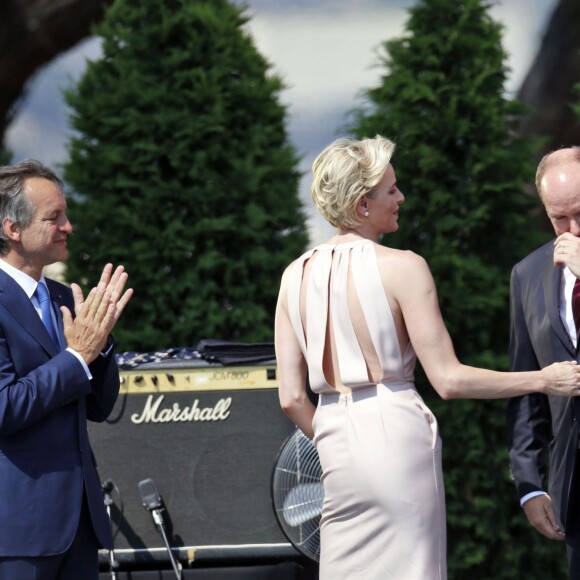 Le prince Albert de Monaco a été surpris et extrêmement touché par la princesse Charlene de Monaco, qui a fait samedi 11 juillet 2015 son premier discours en français à l'occasion de la célébration des 10 ans de règne du souverain monégasque.