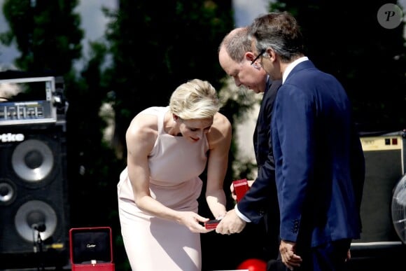 Le prince Albert II de Monaco et la princesse Charlene recevant les cadeaux pour leurs jumeaux samedi 11 juillet 2015 à l'occasion de la célébration des 10 ans de règne du souverain monégasque.