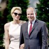 Le prince Albert de Monaco a été surpris et extrêmement touché par la princesse Charlene de Monaco, qui a fait samedi 11 juillet 2015 son premier discours en français à l'occasion de la célébration des 10 ans de règne du souverain monégasque.