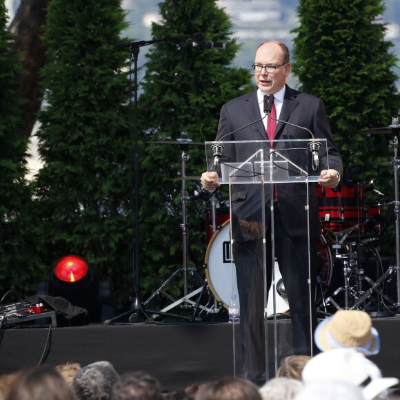 Le prince Albert II de Monaco lors de son discours sur la place du palais princier à Monaco samedi 11 juillet 2015 lors des célébrations des 10 ans de son règne.