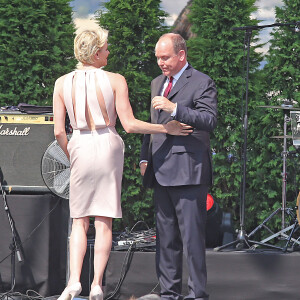 Le prince Albert II de Monaco a eu droit à un cadeau très émouvant de la part de la princesse Charlene le 11 juillet 2015 pour la célébration des dix ans de son règne : son premier discours en français...