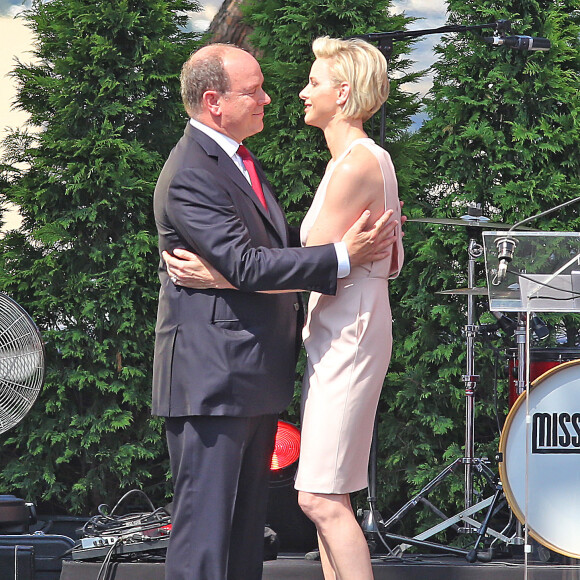 Le prince Albert II de Monaco a eu droit à un cadeau très émouvant de la part de la princesse Charlene le 11 juillet 2015 pour la célébration des dix ans de son règne : son premier discours en français...