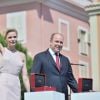 La princesse Charlene et le prince Albert II de Monaco ont reçu des mains du maire Georges Marsan les cadeaux (deux bijoux Cartier des années 1920) offerts par les Monégasques aux jumeaux Jacques et Gabriella à l'occasion de leur baptême, samedi 11 juillet 2015 lors de la célébration des 10 ans de règne du souverain monégasque.