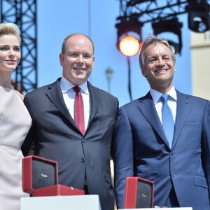 La princesse Charlene et le prince Albert II de Monaco ont reçu des mains du maire Georges Marsan les cadeaux (deux bijoux Cartier des années 1920) offerts par les Monégasques aux jumeaux Jacques et Gabriella à l'occasion de leur baptême, samedi 11 juillet 2015 lors de la célébration des 10 ans de règne du souverain monégasque.