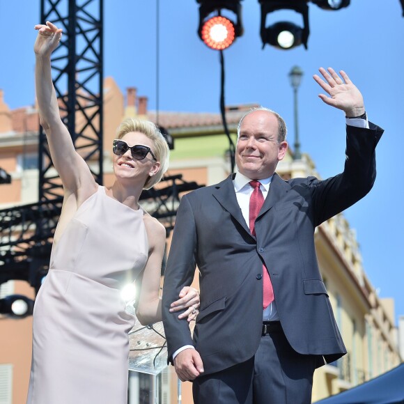 Le prince Albert II de Monaco et la princesse Charlene ont été fêtés superbement samedi 11 juillet 2015 lors de la célébration des 10 ans de règne du souverain monégasque.