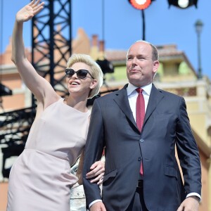 Le prince Albert II de Monaco et la princesse Charlene ont été fêtés superbement samedi 11 juillet 2015 lors de la célébration des 10 ans de règne du souverain monégasque.