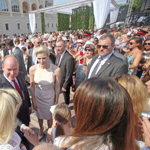 Le prince Albert II de Monaco et la princesse Charlene ont été fêtés superbement samedi 11 juillet 2015 lors de la célébration des 10 ans de règne du souverain monégasque.