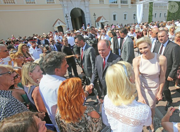 Le prince Albert II de Monaco et la princesse Charlene ont été fêtés superbement samedi 11 juillet 2015 lors de la célébration des 10 ans de règne du souverain monégasque.