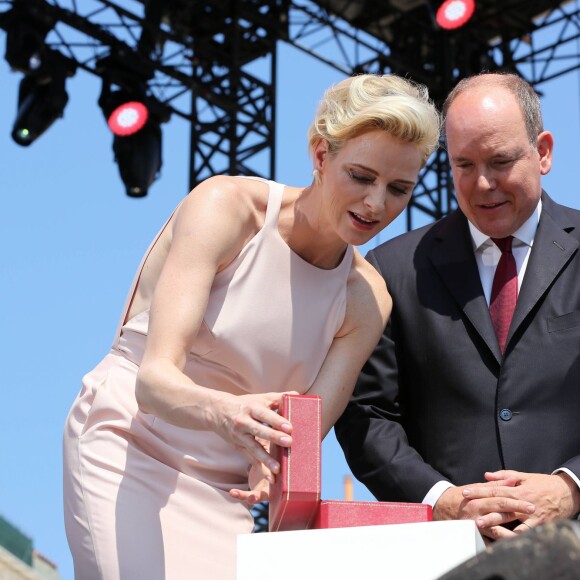 La princesse Charlene et le prince Albert II de Monaco ont reçu de Georges Marsan deux bijoux Cartier, une broche et une montre, offerts par les Monégasques à leurs jumeaux pour leur baptême, samedi 11 juillet 2015 lors de la célébration des 10 ans de règne du souverain monégasque.