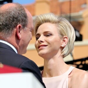 Le prince Albert II de Monaco a été profondément ému par le premier discours en français de son épouse la princesse Charlene, surprise qu'elle lui a faite le 11 juillet 2015 pour la célébration des dix ans de son règne.