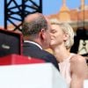 Le prince Albert II de Monaco a été profondément ému par le premier discours en français de son épouse la princesse Charlene, surprise qu'elle lui a faite le 11 juillet 2015 pour la célébration des dix ans de son règne.