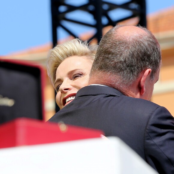 Le prince Albert II de Monaco a été profondément ému par le premier discours en français de son épouse la princesse Charlene, surprise qu'elle lui a faite le 11 juillet 2015 pour la célébration des dix ans de son règne.