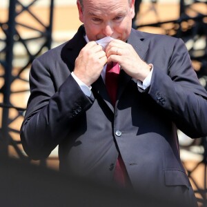 Le prince Albert II de Monaco n'a pu réprimer ses larmes en entendant le premier discours en français de son épouse la princesse Charlene, surprise qu'elle lui a faite le 11 juillet 2015 pour la célébration des dix ans de son règne.