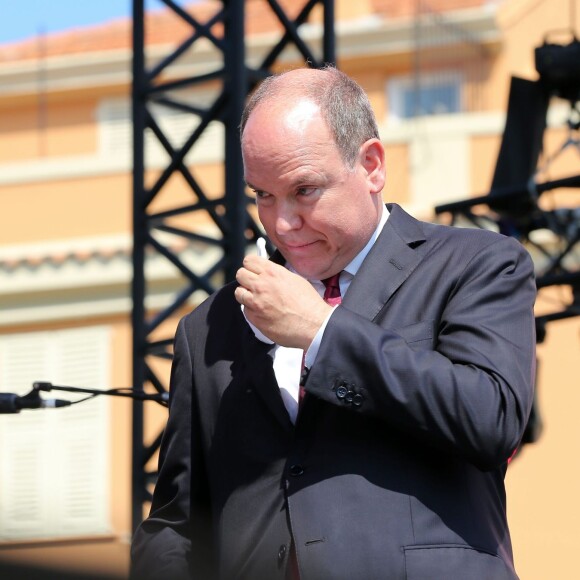 Le prince Albert II de Monaco n'a pu réprimer ses larmes en entendant le premier discours en français de son épouse la princesse Charlene, surprise qu'elle lui a faite le 11 juillet 2015 pour la célébration des dix ans de son règne.