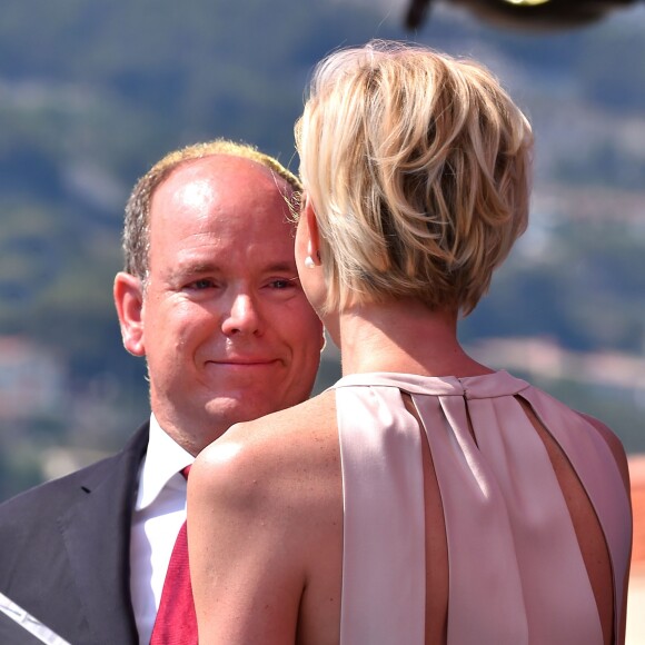 Le prince Albert II de Monaco a été profondément ému par le premier discours en français de son épouse la princesse Charlene, surprise qu'elle lui a faite le 11 juillet 2015 pour la célébration des dix ans de son règne.