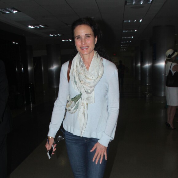 Andie MacDowell à l'aéroport de Los Angeles, le 19 octobre 2014.