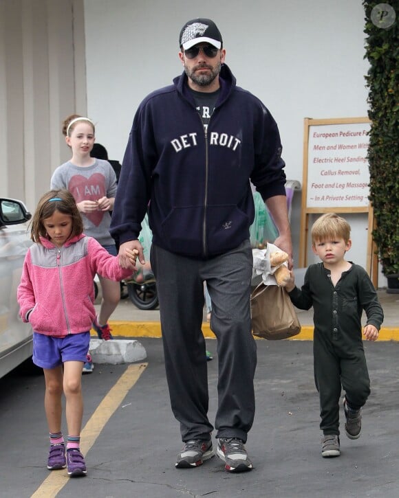 Ben Affleck et Jennifer Garner font du shopping avec leurs enfants à Los Angeles le 14 Juin 2015.