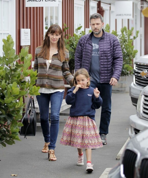 Ben Affleck et sa femme Jennifer Garner vont déjeuner au restaurant avec leur fille Seraphina à Brentwood, le 10 juin 2015. 