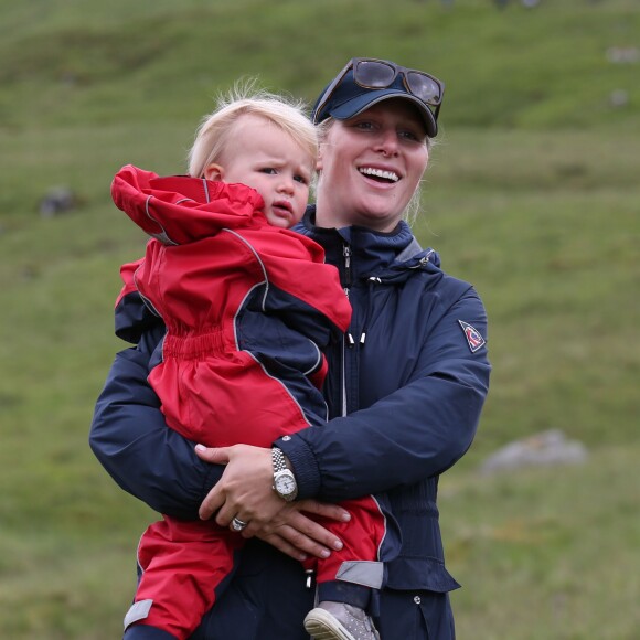 Zara Phillips et sa fille Mia, 18 mois, ont encouragé et félicité Mike Tindall le 11 juillet 2015 lors de sa participation au Artemis Great Kindrochit Quadrathlon, dans le Perthshire en Ecosse.
