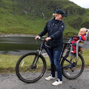 Zara Phillips et sa fille Mia, 18 mois, ont encouragé et félicité Mike Tindall le 11 juillet 2015 lors de sa participation au Artemis Great Kindrochit Quadrathlon, dans le Perthshire en Ecosse.