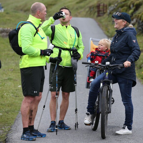 Zara Phillips et sa fille Mia, 18 mois, ont encouragé et félicité Mike Tindall le 11 juillet 2015 lors de sa participation au Artemis Great Kindrochit Quadrathlon, dans le Perthshire en Ecosse.