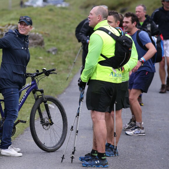 Zara Phillips et sa fille Mia, 18 mois, ont encouragé et félicité Mike Tindall le 11 juillet 2015 lors de sa participation au Artemis Great Kindrochit Quadrathlon, dans le Perthshire en Ecosse.