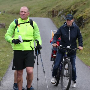 Zara Phillips et sa fille Mia, 18 mois, ont encouragé et félicité Mike Tindall le 11 juillet 2015 lors de sa participation au Artemis Great Kindrochit Quadrathlon, dans le Perthshire en Ecosse.
