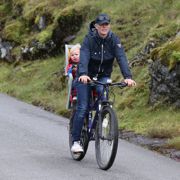 Zara Phillips et sa fille Mia, 18 mois, ont encouragé et félicité Mike Tindall le 11 juillet 2015 lors de sa participation au Artemis Great Kindrochit Quadrathlon, dans le Perthshire en Ecosse.
