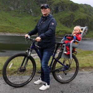 Zara Phillips et sa fille Mia, 18 mois, ont encouragé et félicité Mike Tindall le 11 juillet 2015 lors de sa participation au Artemis Great Kindrochit Quadrathlon, dans le Perthshire en Ecosse.