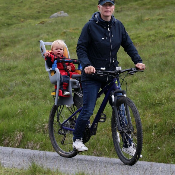 Zara Phillips et sa fille Mia, 18 mois, ont encouragé et félicité Mike Tindall le 11 juillet 2015 lors de sa participation au Artemis Great Kindrochit Quadrathlon, dans le Perthshire en Ecosse.