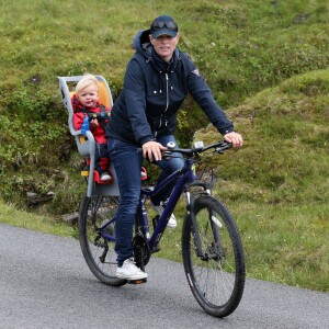 Zara Phillips et sa fille Mia, 18 mois, ont encouragé et félicité Mike Tindall le 11 juillet 2015 lors de sa participation au Artemis Great Kindrochit Quadrathlon, dans le Perthshire en Ecosse.