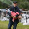 Zara Phillips et sa fille Mia, 18 mois, ont encouragé et félicité Mike Tindall le 11 juillet 2015 lors de sa participation au Artemis Great Kindrochit Quadrathlon, dans le Perthshire en Ecosse.