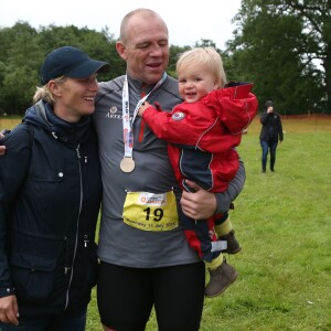 Zara Phillips et sa fille Mia, 18 mois, ont encouragé et félicité Mike Tindall le 11 juillet 2015 lors de sa participation au Artemis Great Kindrochit Quadrathlon, dans le Perthshire en Ecosse.