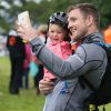 Rory Lawson a pu jouer avec Mia, la fille de Mike Tindall et Zara Phillips, à l'arrivée du Artemis Great Kindrochit Quadrathlon, dans le Perthshire en Ecosse, le 11 juillet 2015