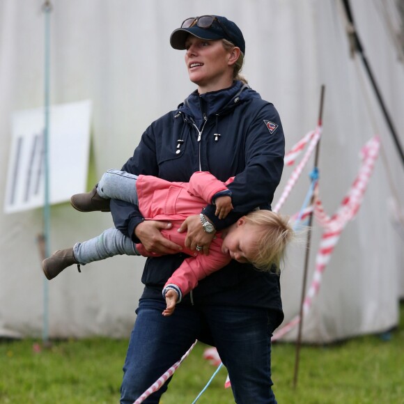 Zara Phillips et sa fille Mia, 18 mois, ont encouragé et félicité Mike Tindall le 11 juillet 2015 lors de sa participation au Artemis Great Kindrochit Quadrathlon, dans le Perthshire en Ecosse.