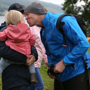 Zara Phillips et sa fille Mia, 18 mois, ont encouragé et félicité Mike Tindall le 11 juillet 2015 lors de sa participation au Artemis Great Kindrochit Quadrathlon, dans le Perthshire en Ecosse.