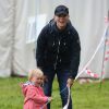 Zara Phillips et sa fille Mia, 18 mois, ont encouragé et félicité Mike Tindall le 11 juillet 2015 lors de sa participation au Artemis Great Kindrochit Quadrathlon, dans le Perthshire en Ecosse.