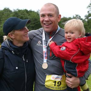 Mike Tindall, soutenu par sa femme Zara Phillips et leur fille de 18 mois, Mia, participait le 11 juillet 2015 au Artemis Great Kindrochit Quadrathlon, dans le Perthshire en Ecosse. Il a fini 166e sur environ 300 partants.