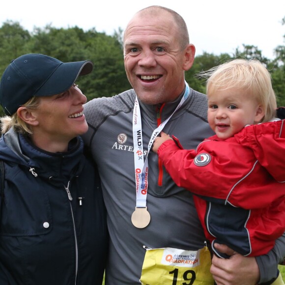 Mike Tindall, soutenu par sa femme Zara Phillips et leur fille de 18 mois, Mia, participait le 11 juillet 2015 au Artemis Great Kindrochit Quadrathlon, dans le Perthshire en Ecosse. Il a fini 166e sur environ 300 partants.