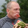 Mike Tindall s'est régalé d'une pastèque tranchée à l'épée à l'arrivée du Artemis Great Kindrochit Quadrathlon, dans le Perthshire en Ecosse, le 11 juillet 2015