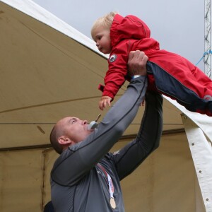 Mike Tindall, soutenu par sa femme Zara Phillips et leur fille de 18 mois, Mia, participait le 11 juillet 2015 au Artemis Great Kindrochit Quadrathlon, dans le Perthshire en Ecosse. Il a fini 166e sur environ 300 partants.