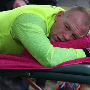 Mike Tindall, soutenu par sa femme Zara Phillips et leur fille de 18 mois, Mia, participait le 11 juillet 2015 au Artemis Great Kindrochit Quadrathlon, dans le Perthshire en Ecosse. Il a fini 166e sur environ 300 partants.