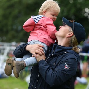 Zara Phillips et Mia soutenaient Mike Tindall qui participait le 11 juillet 2015 au Artemis Great Kindrochit Quadrathlon, dans le Perthshire en Ecosse. Il a fini 166e sur environ 300 partants.