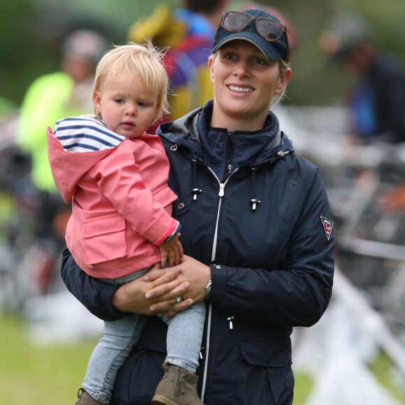 Zara Phillips et Mia soutenaient Mike Tindall qui participait le 11 juillet 2015 au Artemis Great Kindrochit Quadrathlon, dans le Perthshire en Ecosse. Il a fini 166e sur environ 300 partants.